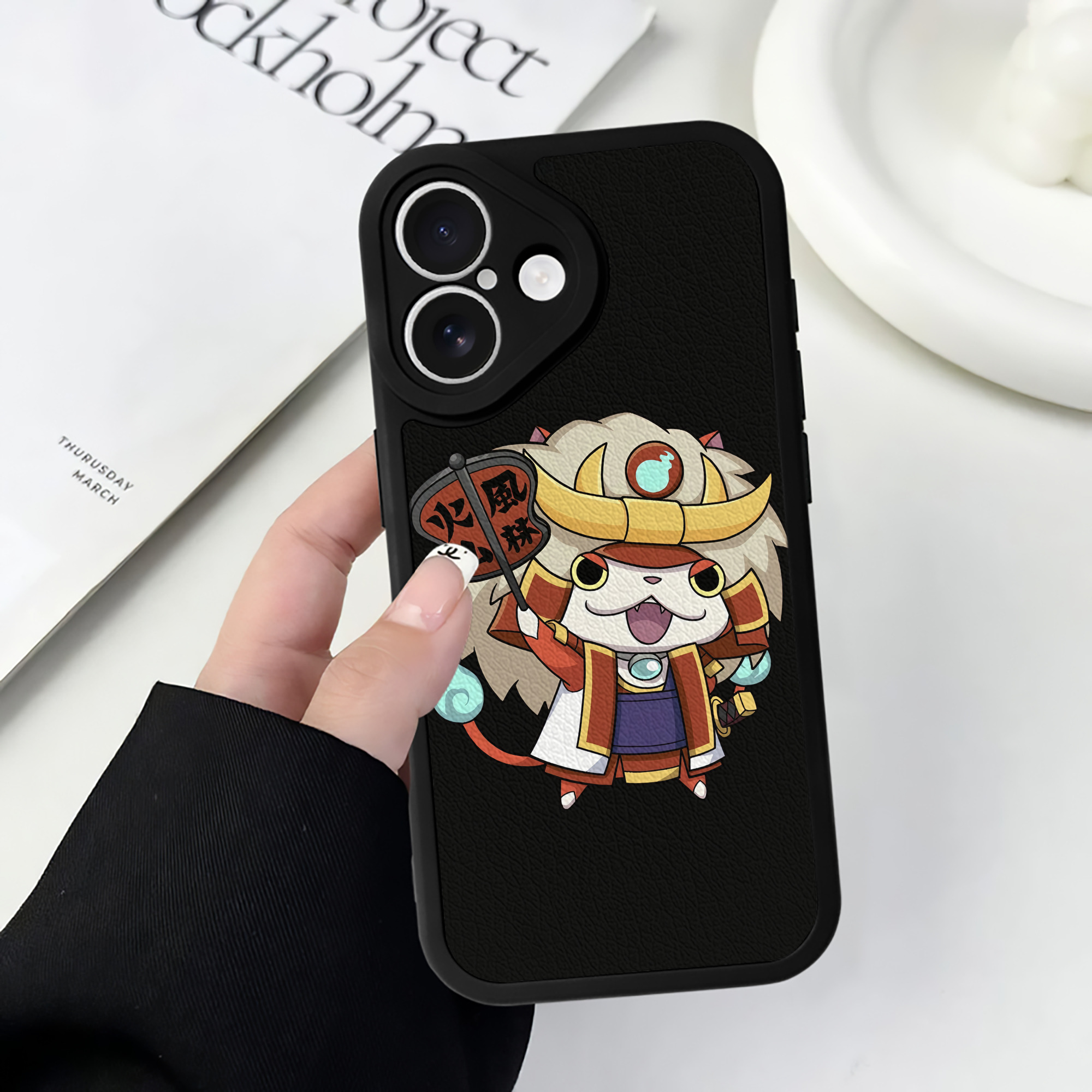 （画像用） 妖怪ウォッチ Yo-kai Watch 【iPhone 16シリーズ対応】シリコンスマホケース（レザー調） 材質：シリコン